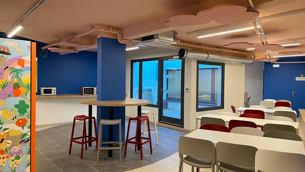 Espace détente du campus Digital College de lyon, pour les formations de niveau BUT, licence, bachelor, ms, master et mastere