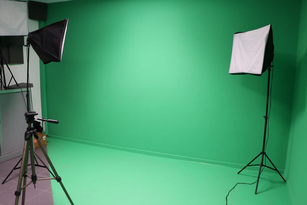 Studio avec fond vert du campus Digital College de Montpellier, pour les formations de niveau BUT, licence, bachelor, ms, master et mastere