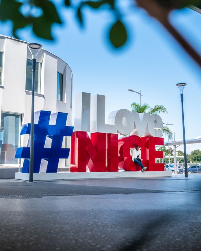 lettres géantes de couleurs bleu, blanc et rouge : #ilovenice