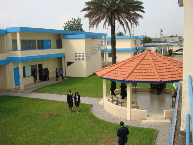 Locaux avec espace de pause extérieur du campus d'Abidjan de Digital College