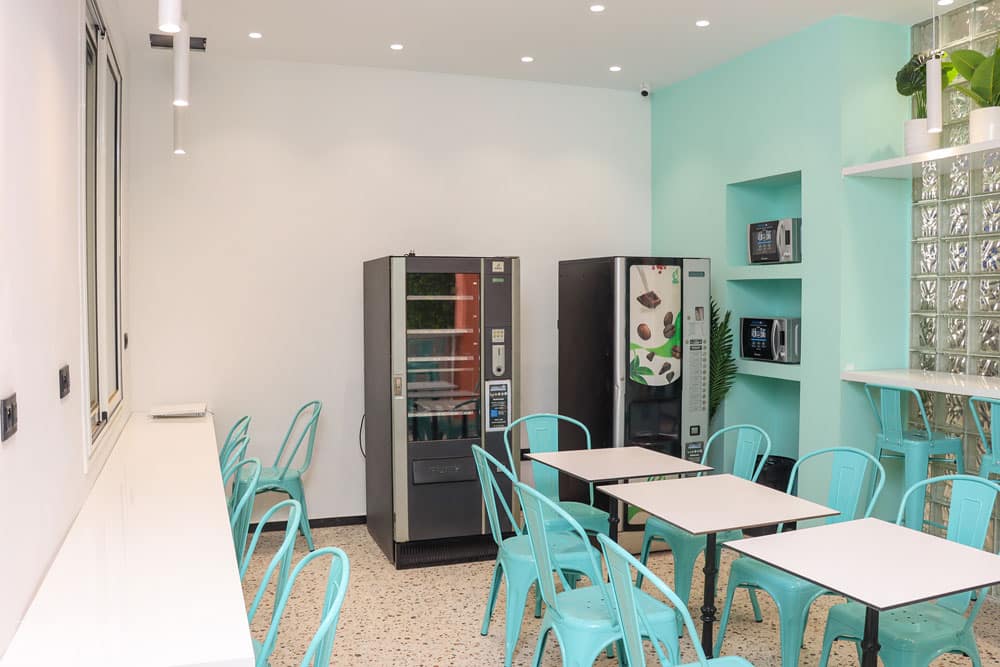 Cafétéria du campus Digital College à Tunis, avec un espace de pause et des distributeurs