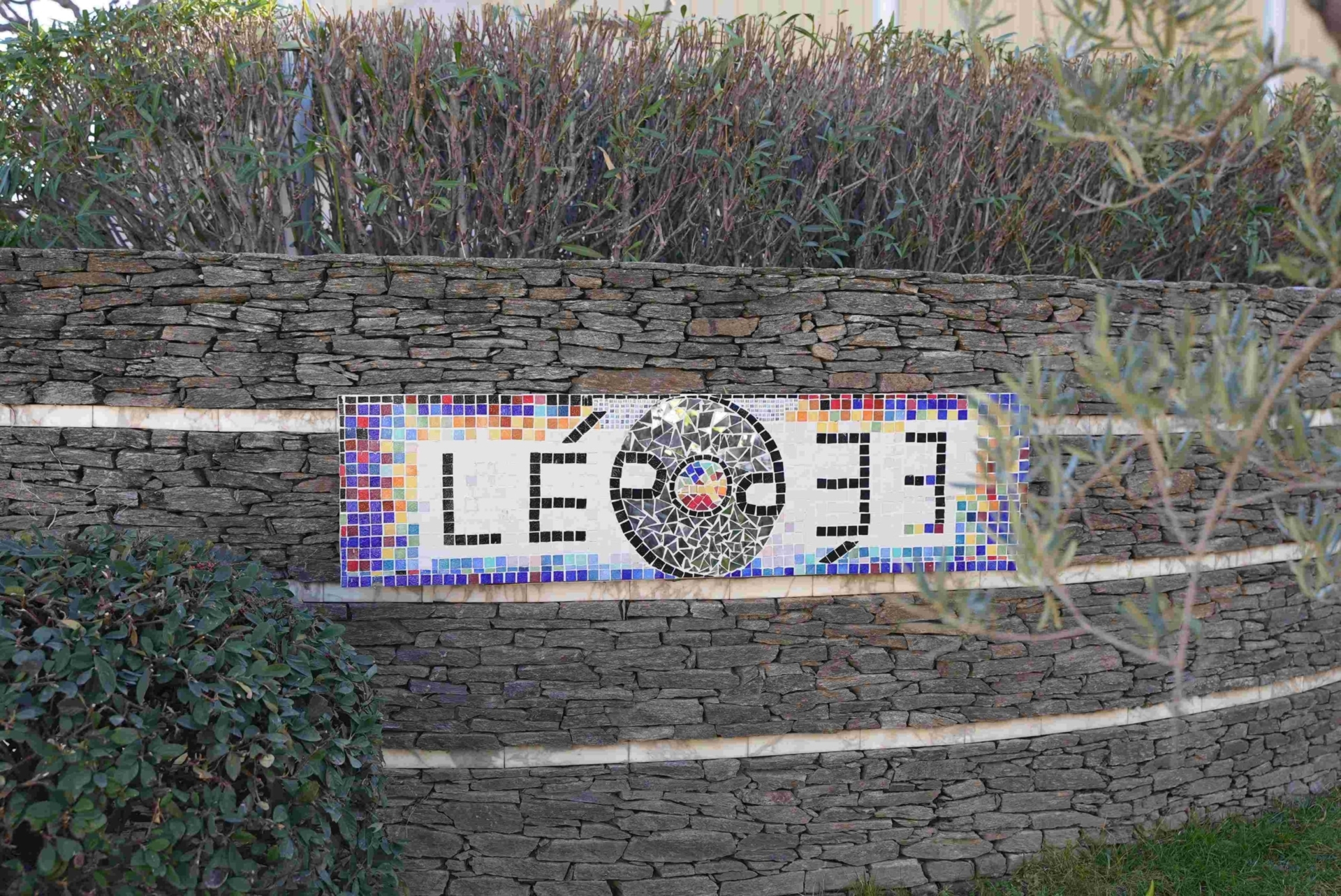 Logo de l'Epopée, en mosaïque à l'extérieur du campus Digital College de Marseille