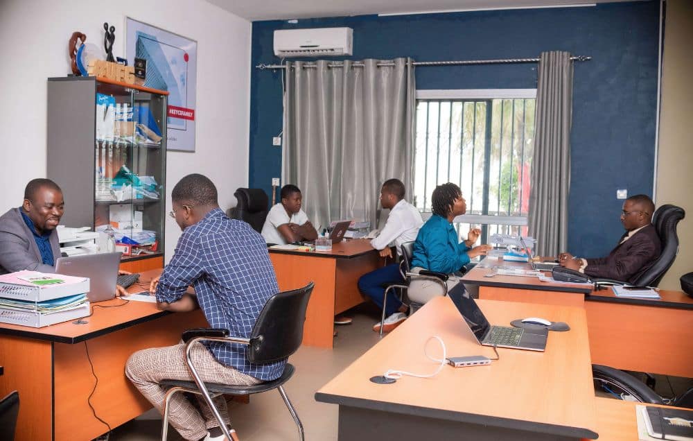 Equipe pédagogique sur le campus de Guinée à Conakry